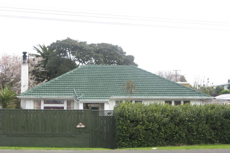 Photo of property in 17 Paritutu Road, Spotswood, New Plymouth, 4310