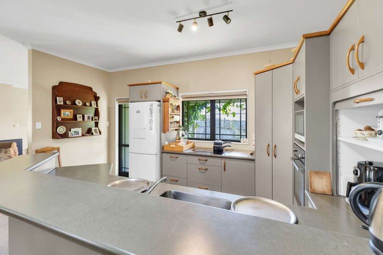 Photo of property in 20 Paraekaretu Street, Hunterville, 4730