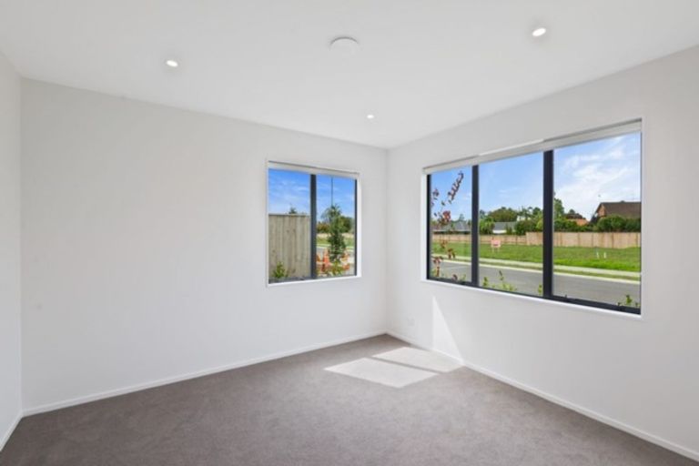 Photo of property in 19 Waituarua Drive, Takanini, 2112