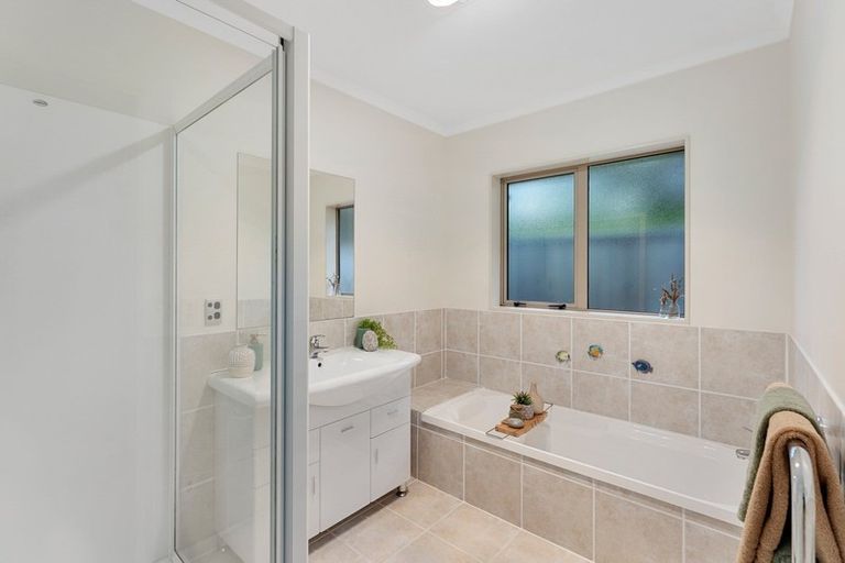 Photo of property in 5 Fairway Oaks Drive, Waikanae Beach, Waikanae, 5036