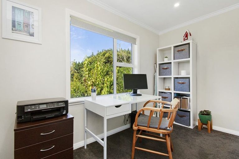 Photo of property in 37 Sunrise Boulevard, Tawa, Wellington, 5028