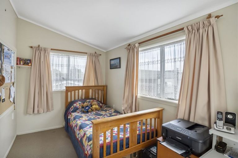 Photo of property in 2/3 Winifred Avenue, Bayview, Auckland, 0629