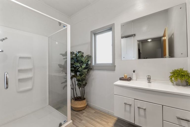 Photo of property in 164 Mangorei Road, Merrilands, New Plymouth, 4312