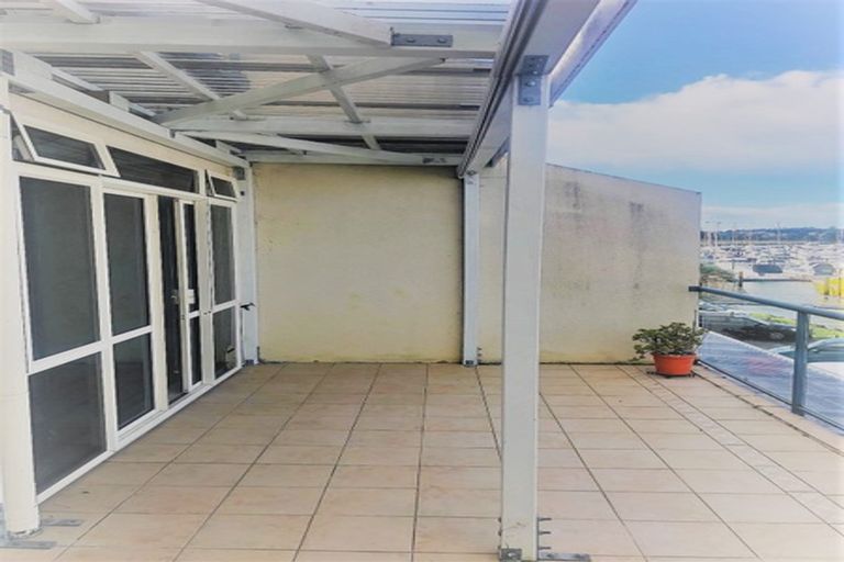 Photo of property in 16/15 Clearwater Cove, West Harbour, Auckland, 0618