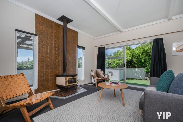 Photo of property in 10 Black Rock Road, Newlands, Wellington, 6037