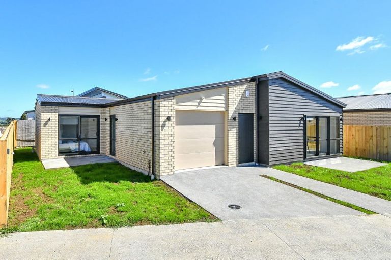 Photo of property in 11 Poutawa Lane, Clarks Beach, 2122