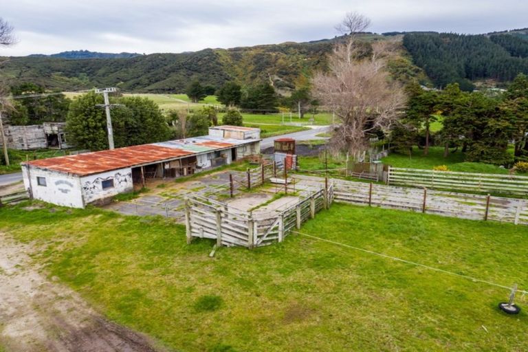Photo of property in 828 Coast Road, Wainuiomata Coast, Lower Hutt, 5373