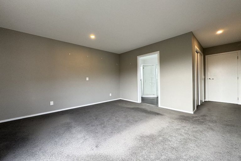 Photo of property in 61 Tamworth Crescent, Newlands, Wellington, 6037