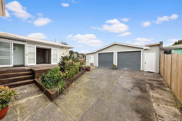 Photo of property in 27 Woodford Avenue, Henderson, Auckland, 0610