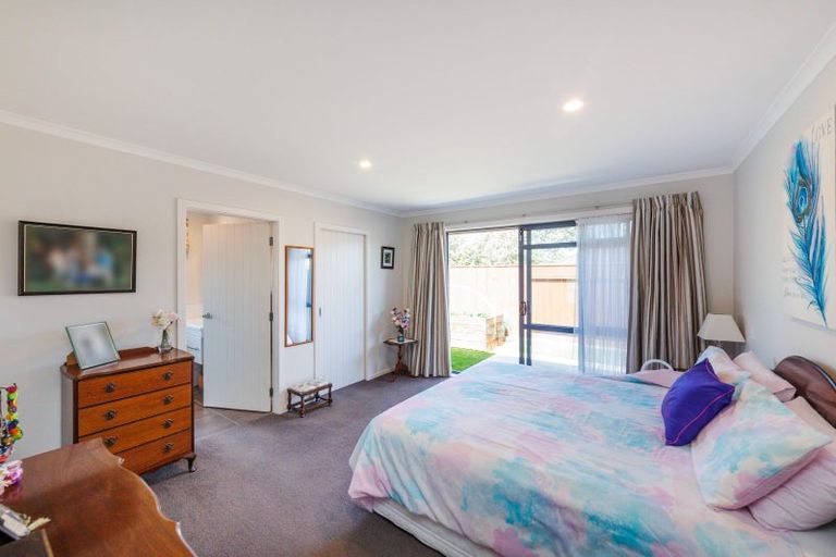 Photo of property in 14 Lorenzo Place, Kelvin Grove, Palmerston North, 4414