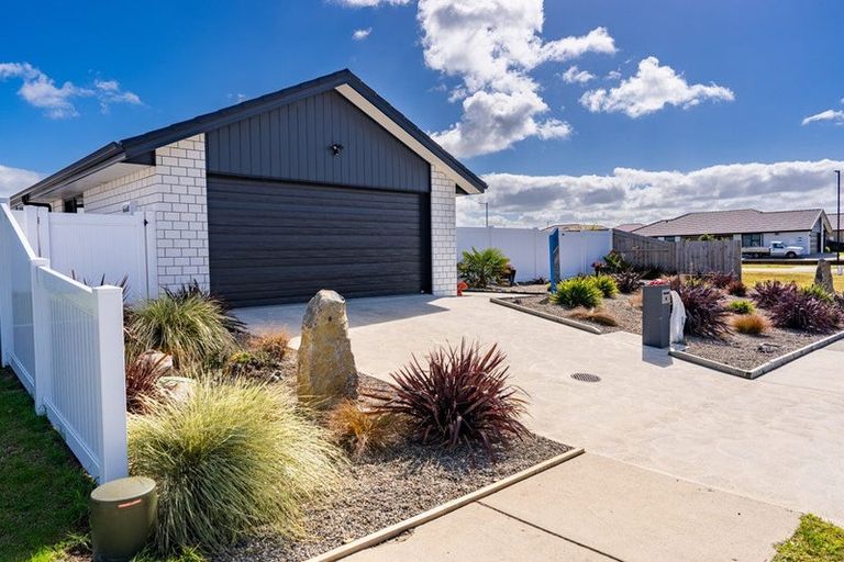 Photo of property in 4 Te Taniwha Road, One Tree Point, 0118