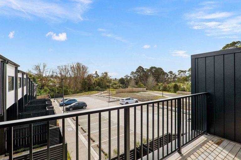 Photo of property in 3 Meg Lane, Glen Eden, 0602