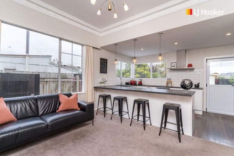 Photo of property in 10 Hargest Crescent, Saint Kilda, Dunedin, 9012