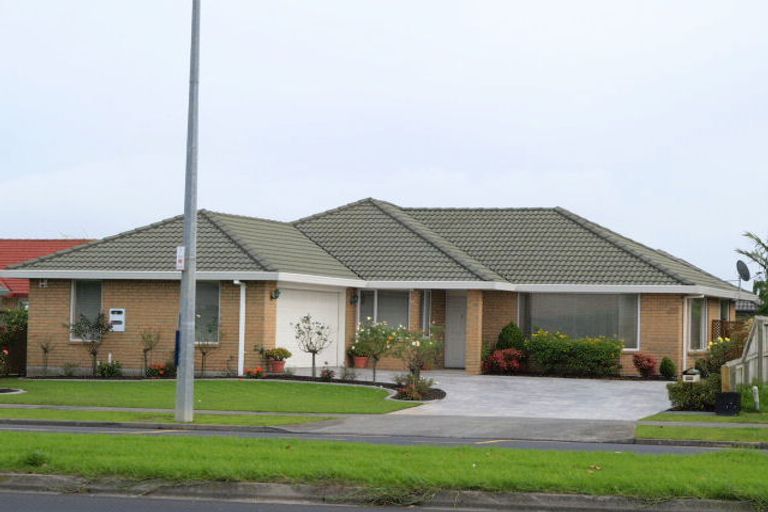 Photo of property in 325 Botany Road, Golflands, Auckland, 2013