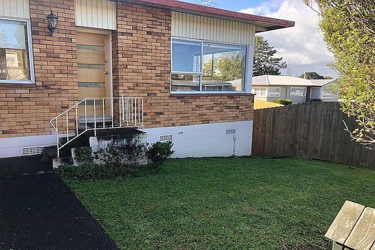 Photo of property in 2/2 Halberg Street, Glenfield, Auckland, 0629