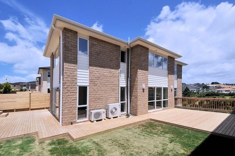 Photo of property in 16 Sohlue Place, Oteha, Auckland, 0632