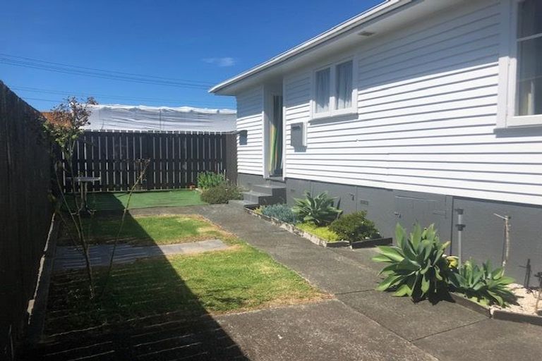 Photo of property in 28 Airdrie Road, Ranui, Auckland, 0612