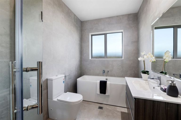 Photo of property in 18 Gilbransen Road, Kumeu, 0810