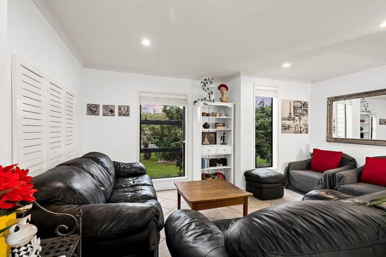 Photo of property in 40 Verdale Circle, Glen Eden, Auckland, 0602