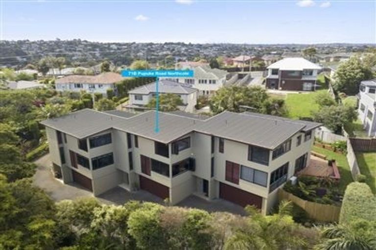 Photo of property in 2/71 Pupuke Road, Northcote, Auckland, 0627