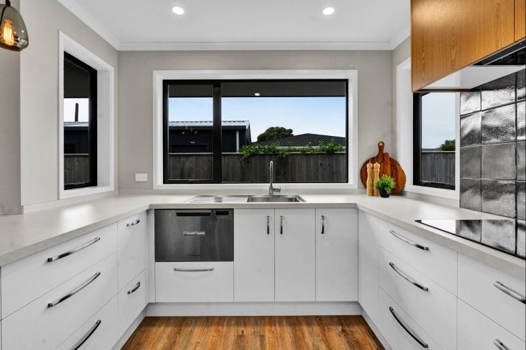 Photo of property in 18d Virginia Place, Whalers Gate, New Plymouth, 4310