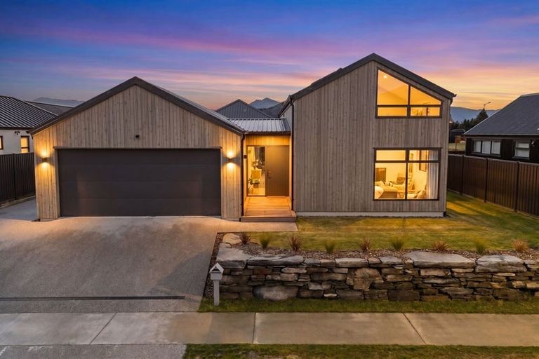 Photo of property in 10 Mason Street, Wanaka, 9305