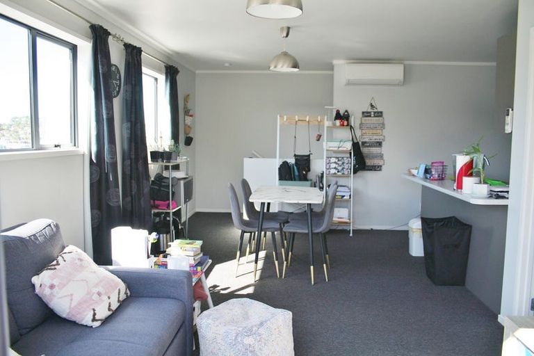 Photo of property in 16b Woodall Place, Totara Vale, Auckland, 0627