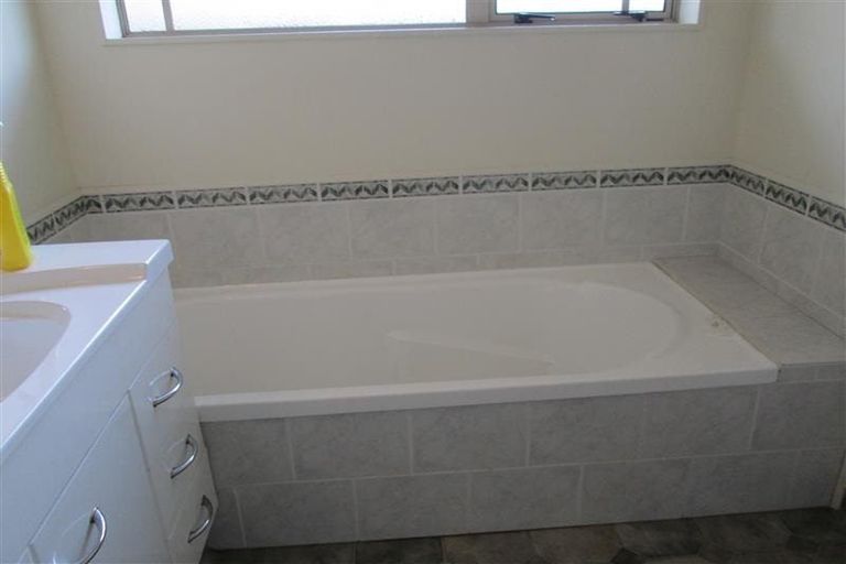 Photo of property in 8 Glen Loch Place, Paraparaumu, 5032