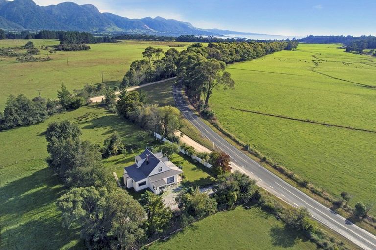 Photo of property in 2073 Takaka-collingwood Highway, Milnthorpe, Collingwood, 7073