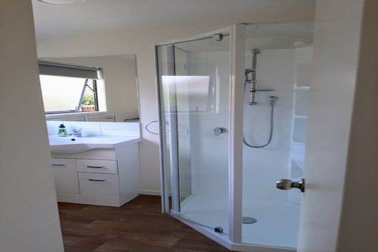 Photo of property in 39 Divich Avenue, Te Atatu South, Auckland, 0610