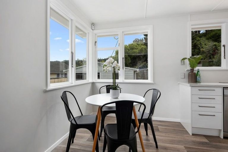 Photo of property in 2 Thomson Grove, Stokes Valley, Lower Hutt, 5019