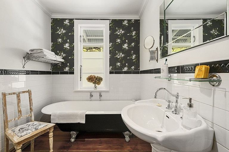 Photo of property in 2 Barton Road, Heretaunga, Upper Hutt, 5018