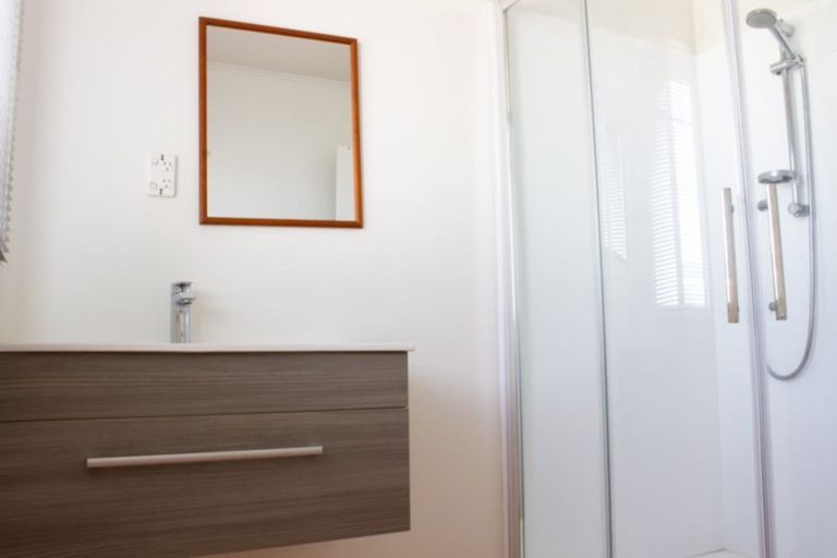 Photo of property in 176 Beach Haven Road, Beach Haven, Auckland, 0626