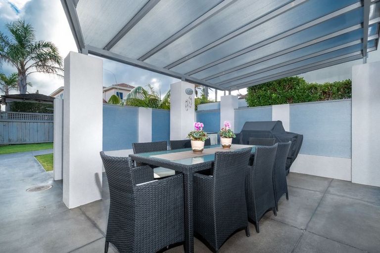 Photo of property in 6 Courtneys, West Harbour, Auckland, 0618