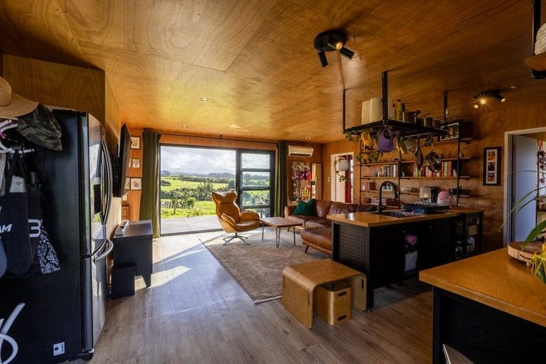 Photo of property in 237 Croydon Road, Midhirst, Stratford, 4394