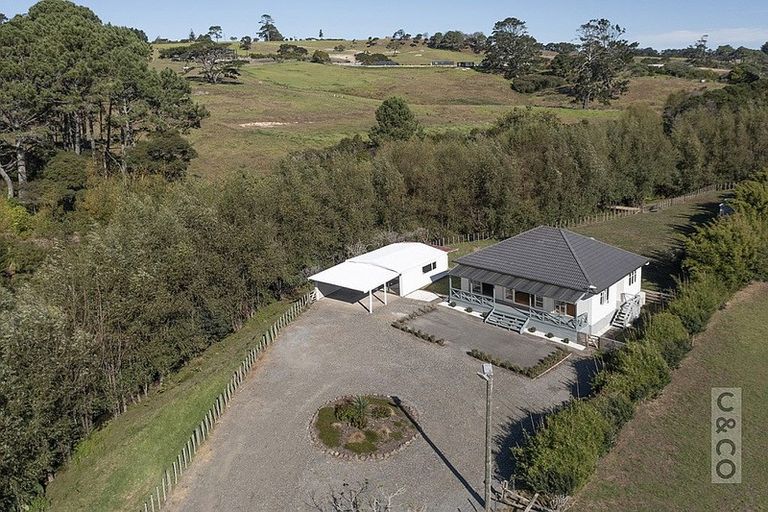 Photo of property in 231 Waitakere Road, Taupaki, Henderson, 0782