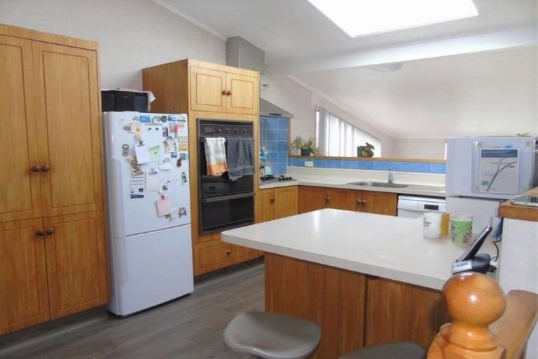 Photo of property in 80 Victory Crescent, Tawa, Wellington, 5028