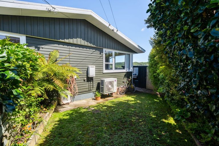 Photo of property in 11 Pauline Way, Paparangi, Wellington, 6037