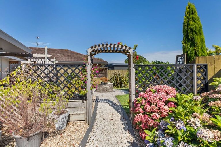 Photo of property in 2/83 Meadowland Drive, Somerville, Auckland, 2014