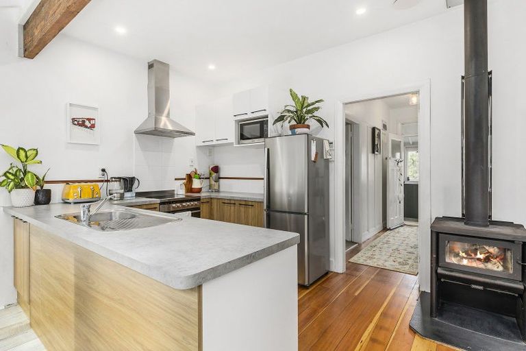 Photo of property in 3 Apu Crescent, Lyall Bay, Wellington, 6022