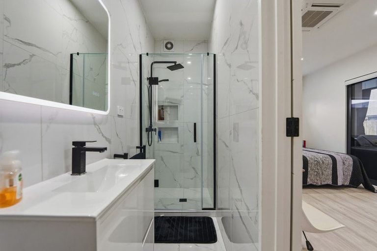 Photo of property in 7d Babich Road, Henderson Valley, Auckland, 0614