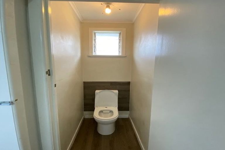 Photo of property in 27 Royal View Road, Te Atatu South, Auckland, 0610