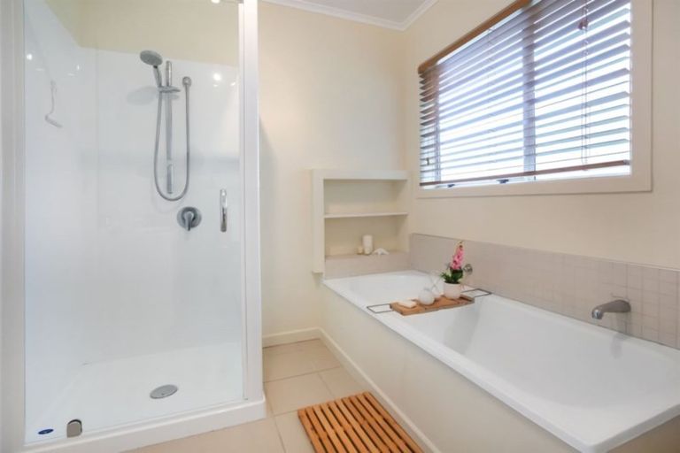 Photo of property in 2 Karoro Place, Paremata, Porirua, 5024