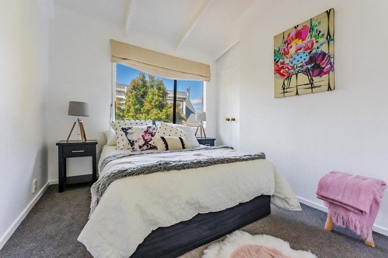 Photo of property in 2/104 Ocean View Road, Northcote, Auckland, 0627