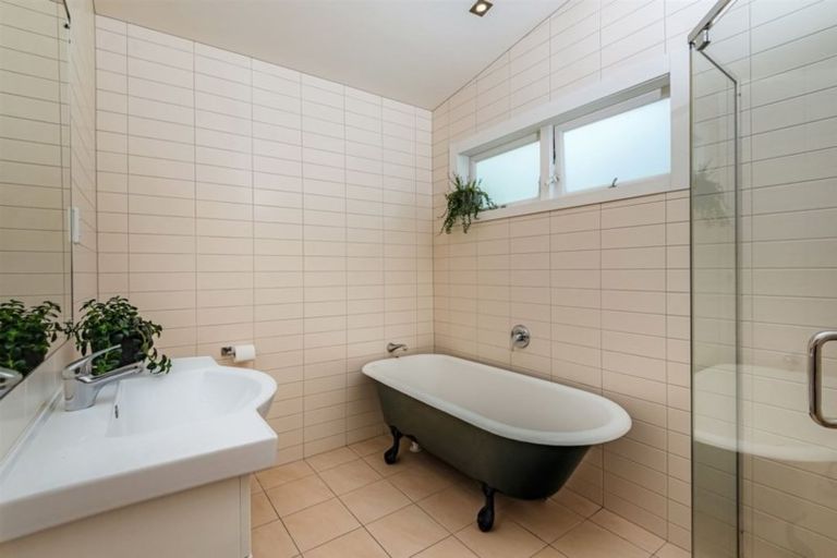 Photo of property in 15 Le Roy Terrace, Birkenhead, Auckland, 0626