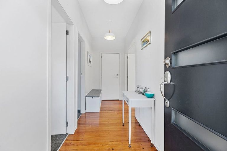 Photo of property in 27 Mexted Terrace, Tawa, Wellington, 5028