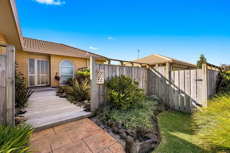 Photo of property in 39 Lakeside Drive, Orewa, 0931