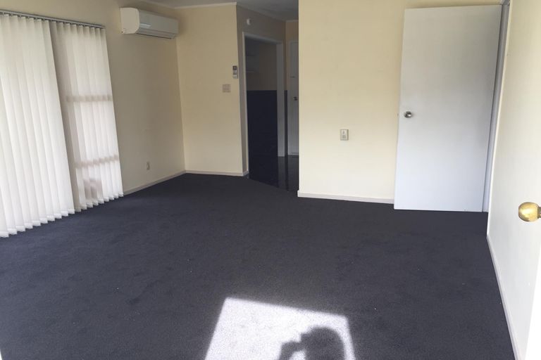 Photo of property in 1/4220 Great North Road, Glendene, Auckland, 0602