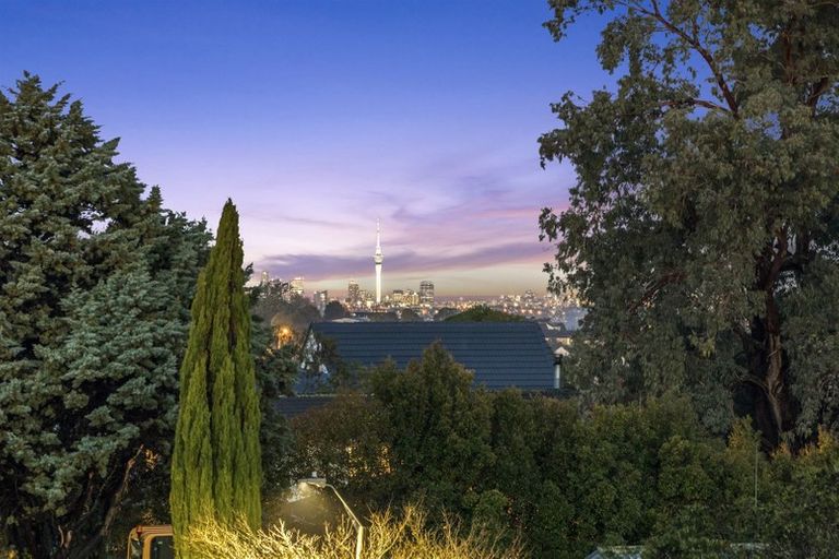 Photo of property in 25 Cyclarama Crescent, Massey, Auckland, 0614