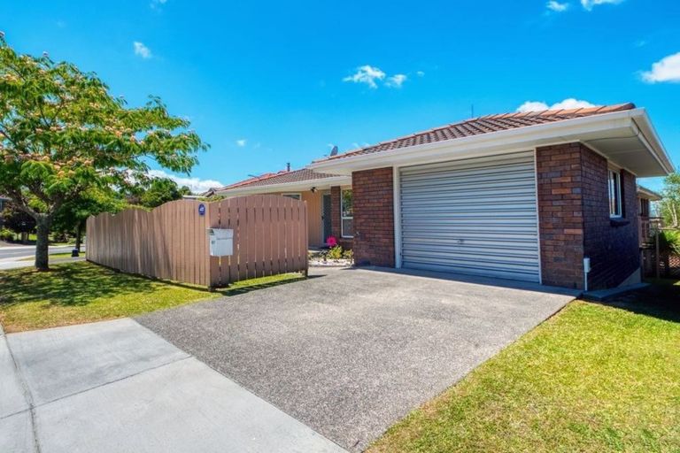 Photo of property in 67 Manhattan Heights, Glendene, Auckland, 0602